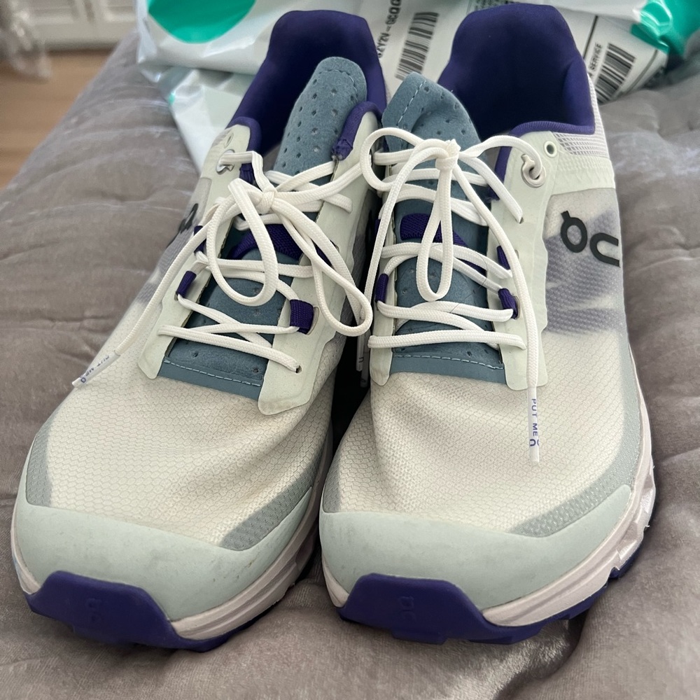 On cloud sneakers 8.5
